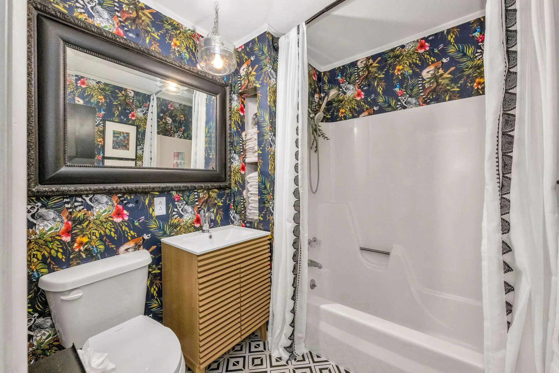 Image number 4 for the current listing