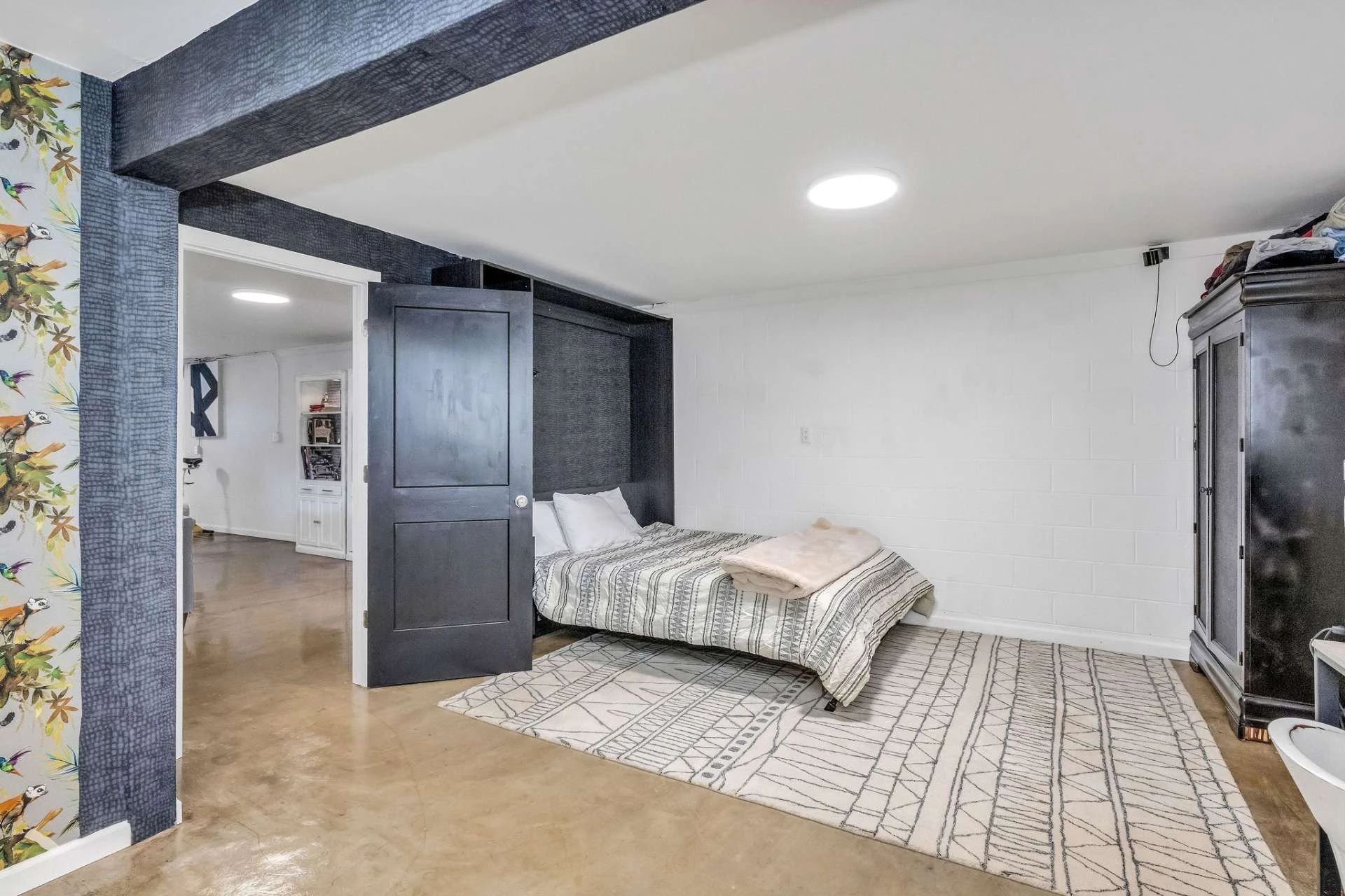 Image number 9 for the current listing