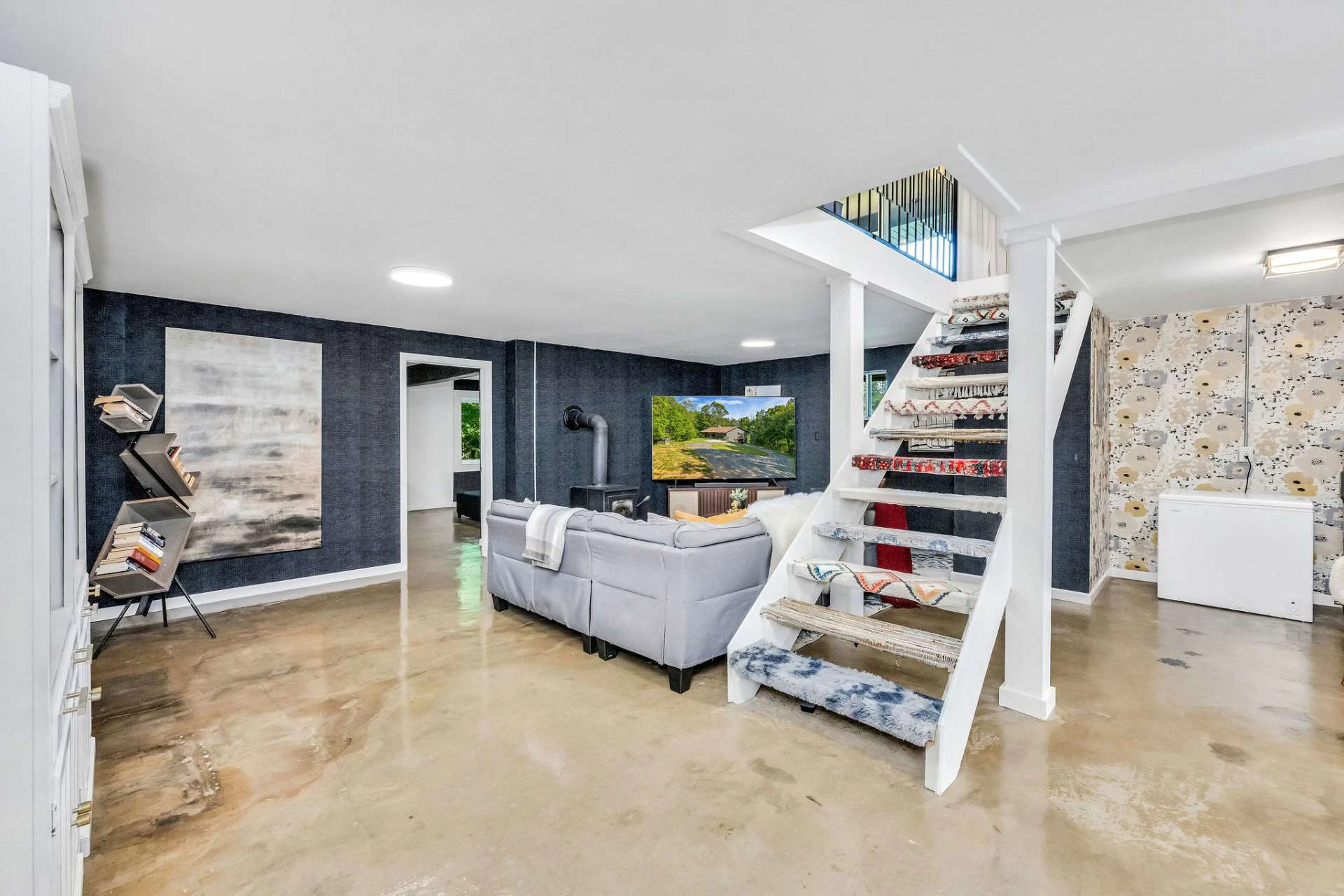 Image number 14 for the current listing