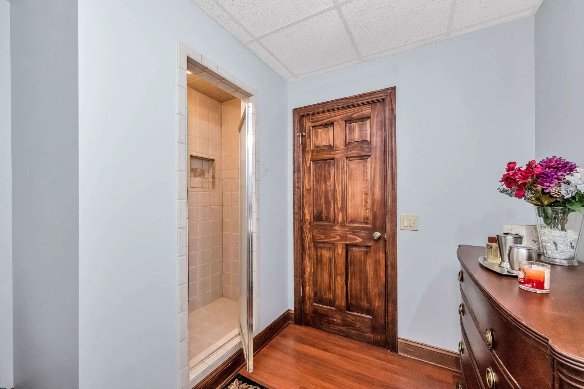 Image number 2 for the current listing