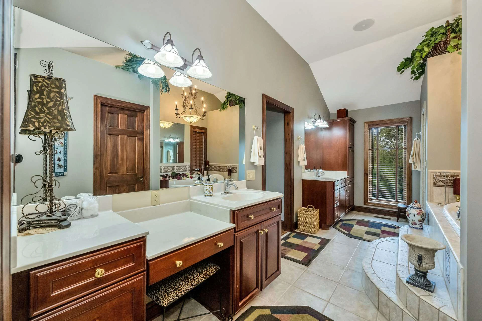 Image number 4 for the current listing