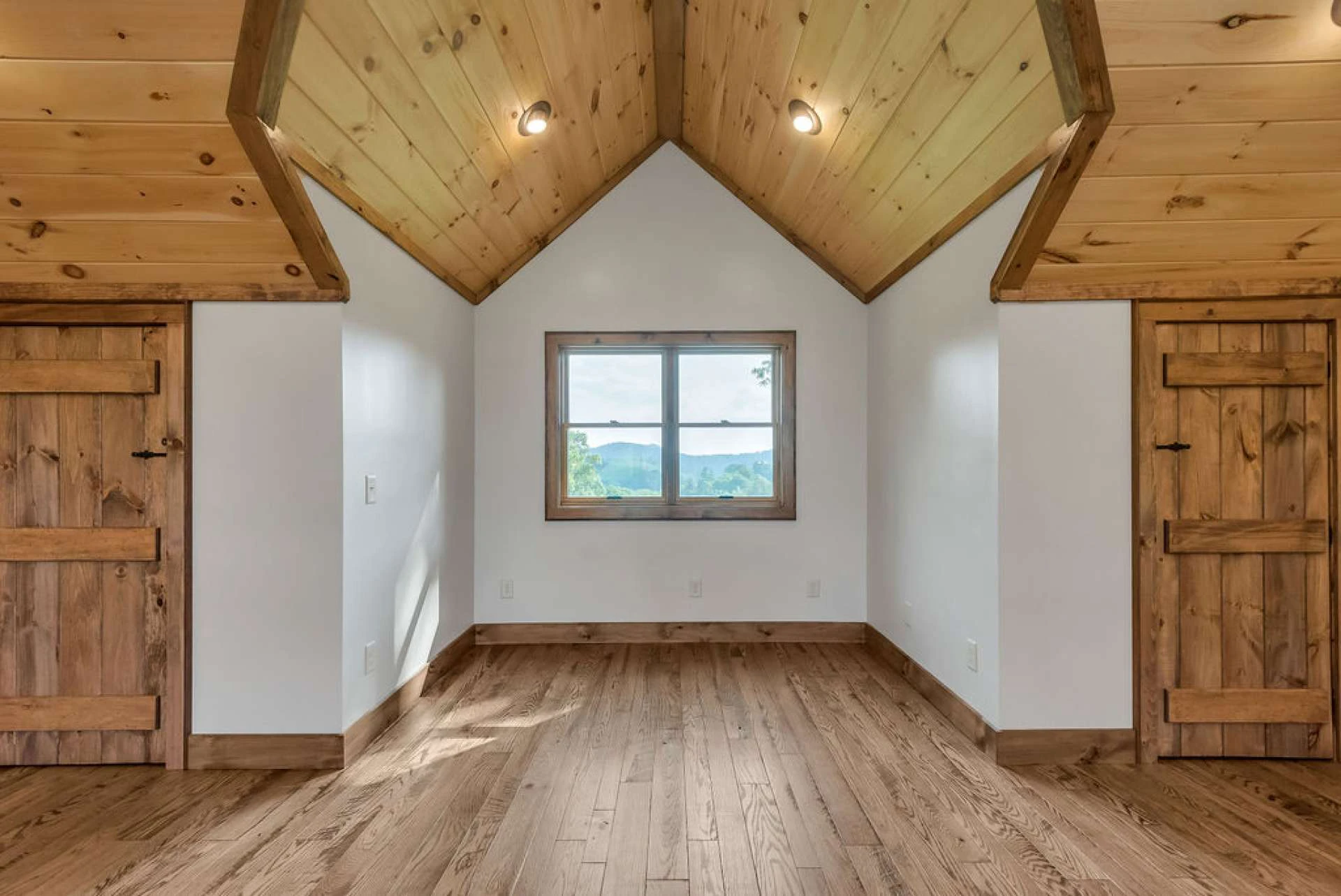 Image number 11 for the current listing
