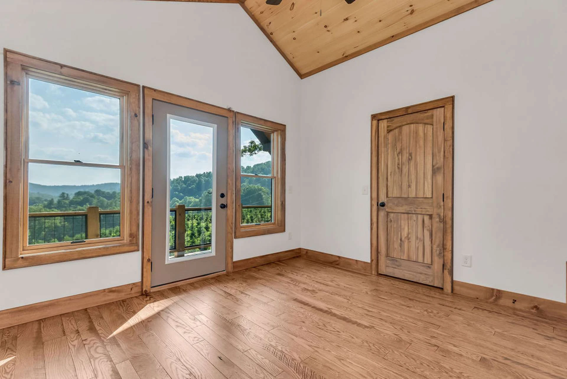 Image number 17 for the current listing