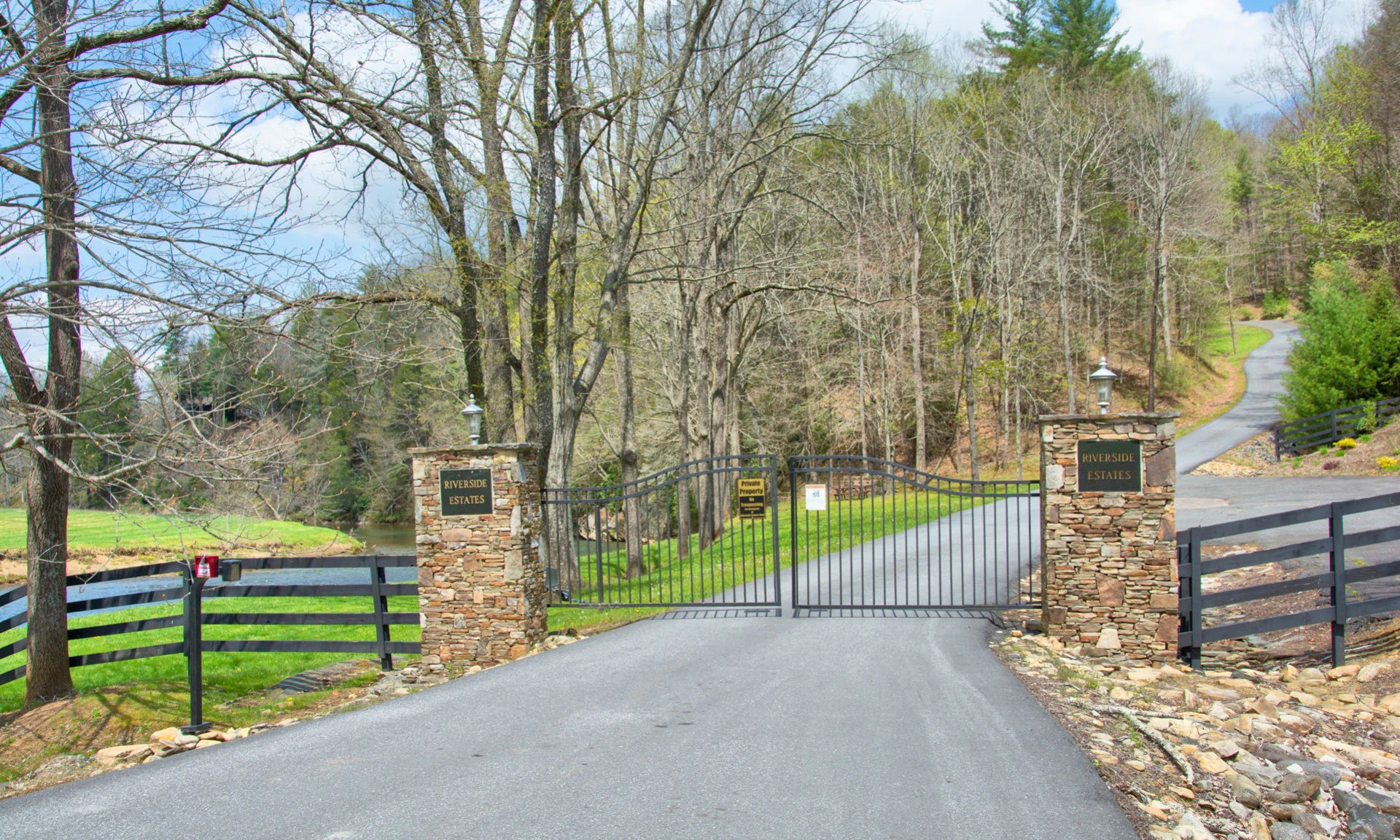 Image number 1 for the current listing