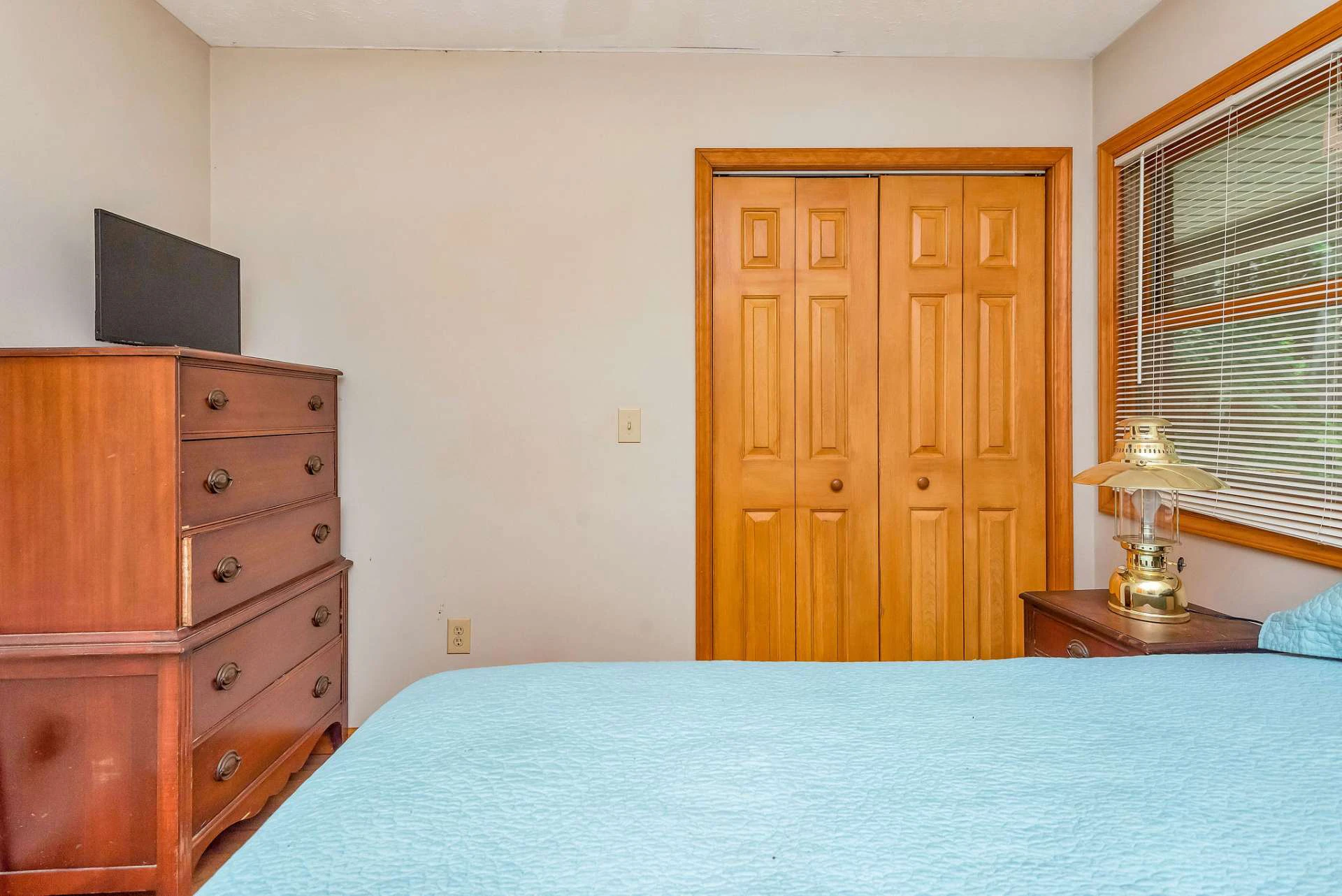 Image number 13 for the current listing