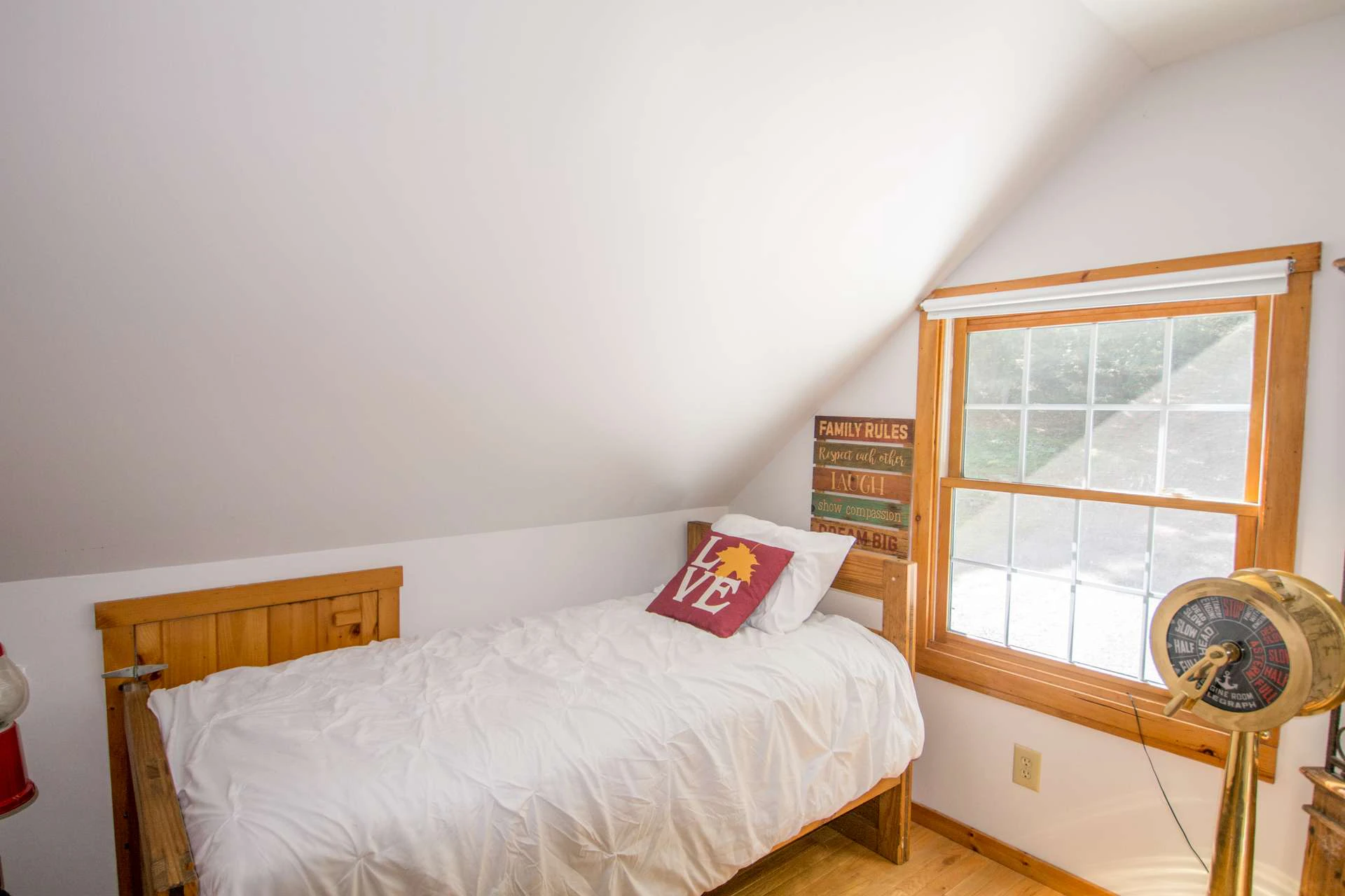 Image number 2 for the current listing