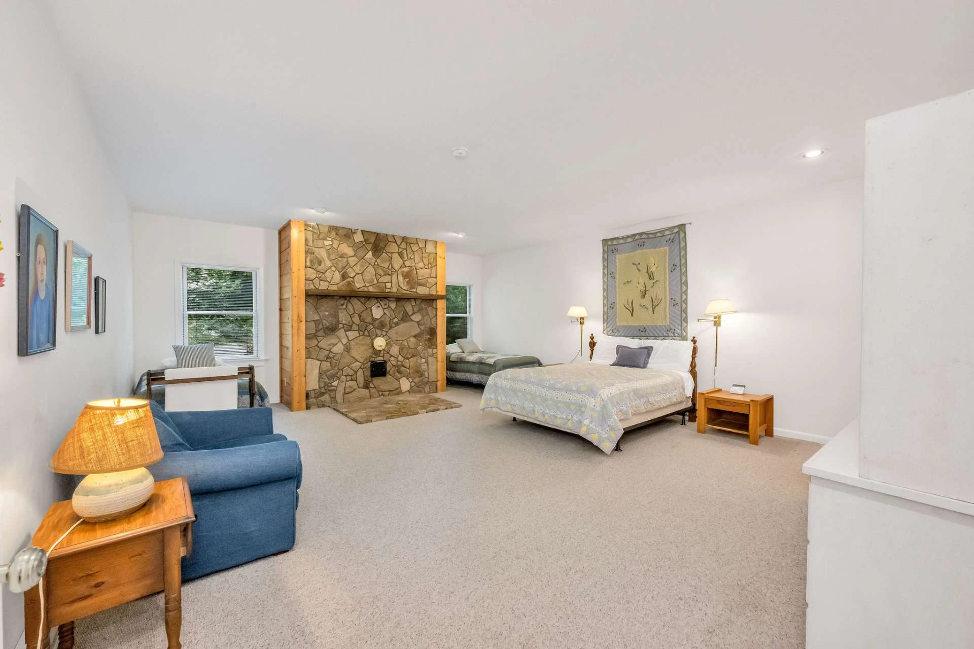 Image number 19 for the current listing