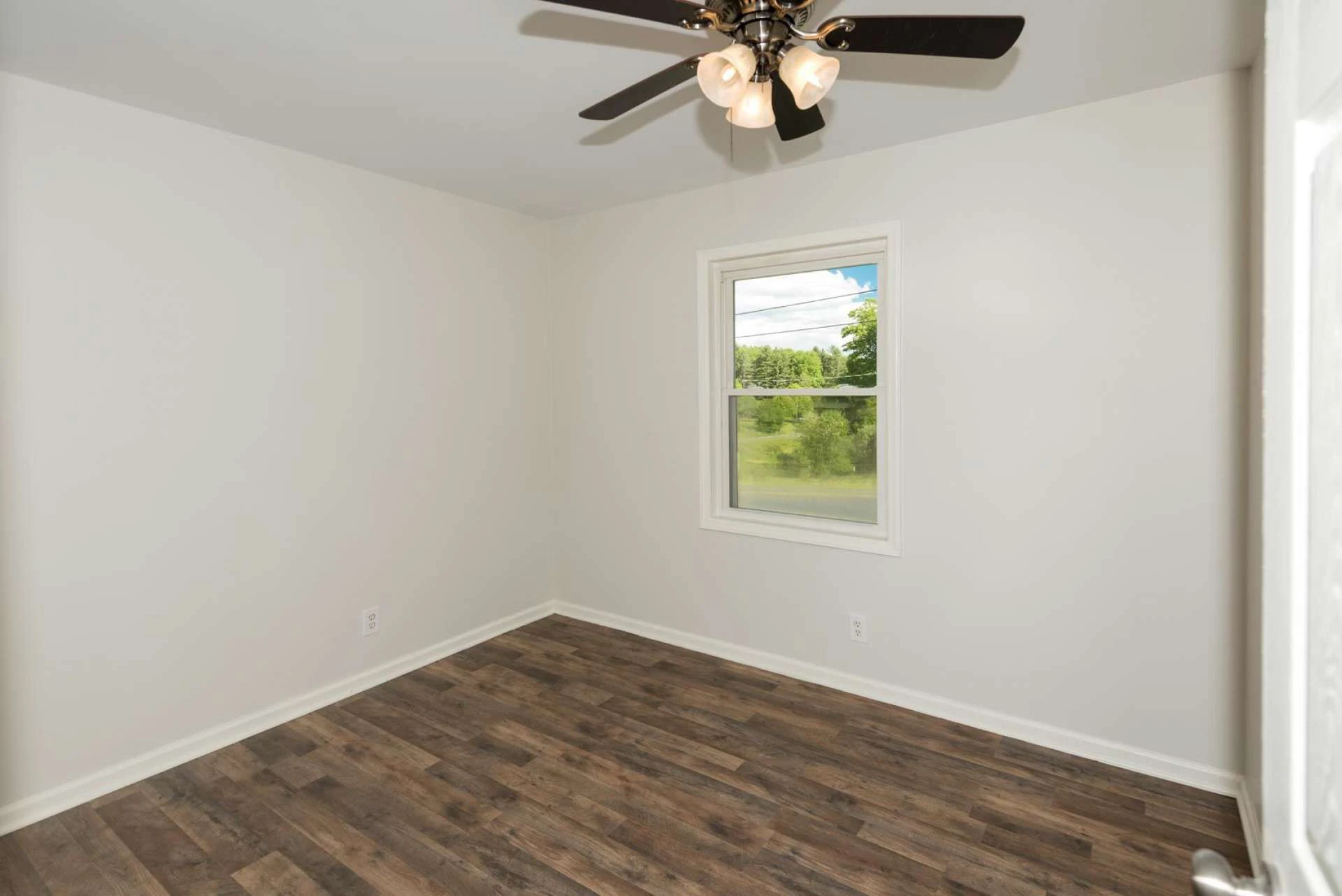 Image number 7 for the current listing