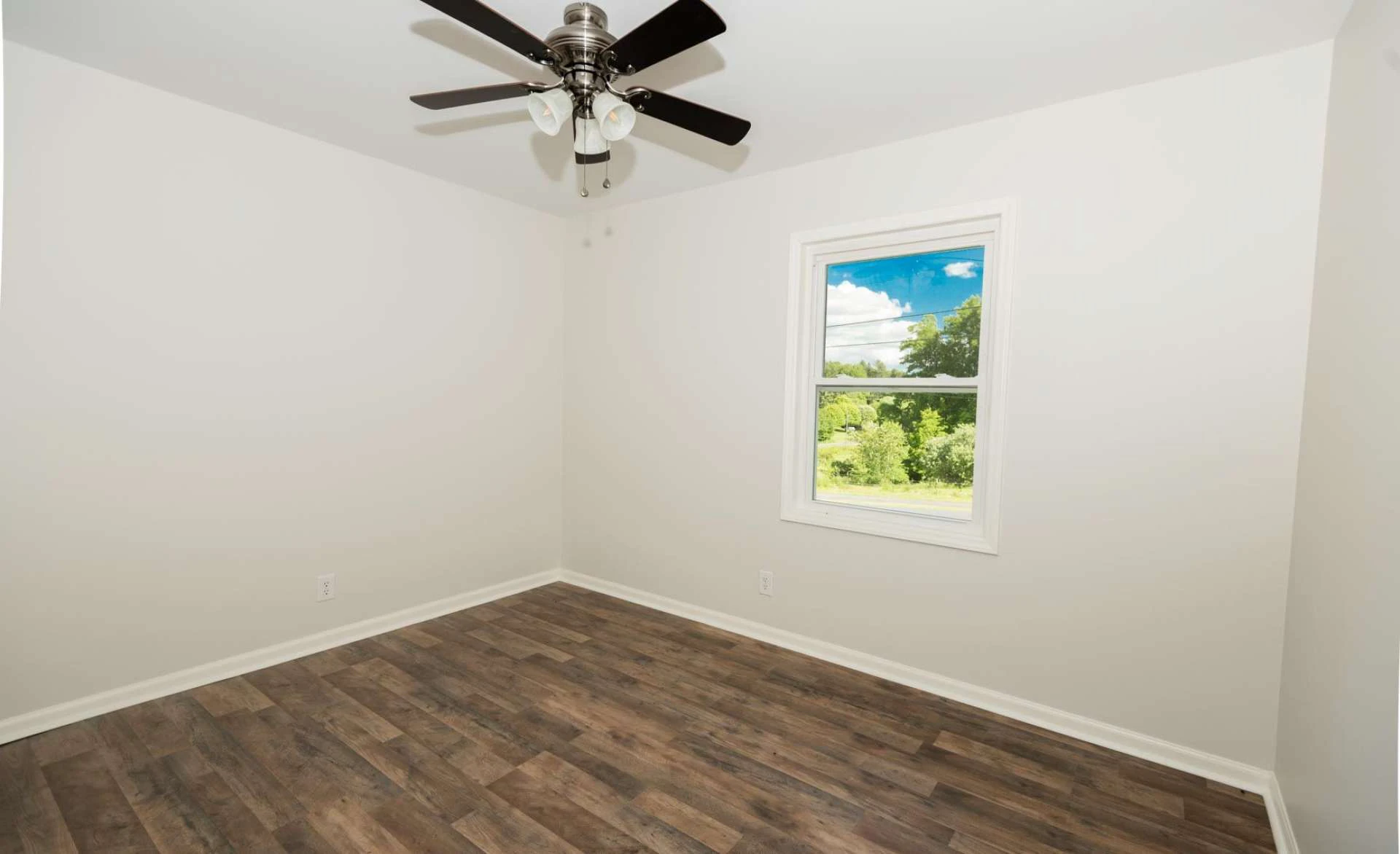 Image number 8 for the current listing