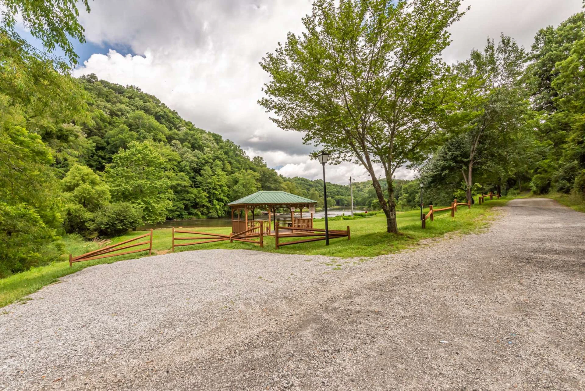 Image number 19 for the current listing