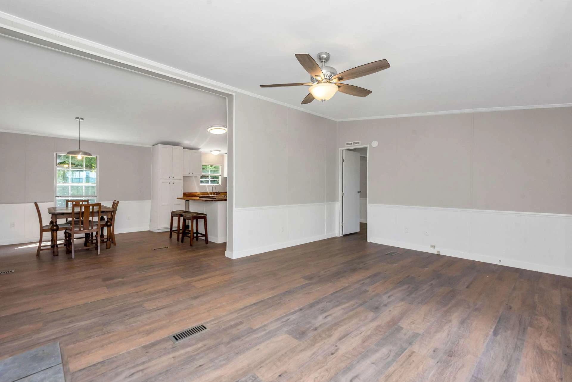 Image number 6 for the current listing