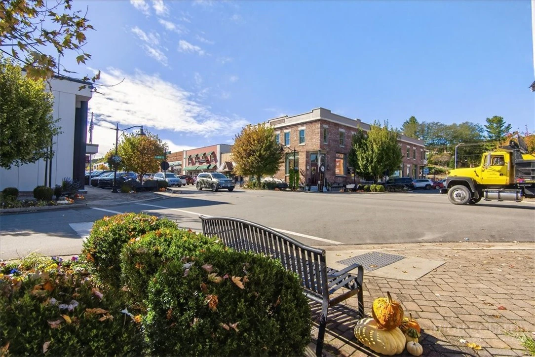 Image number 18 for the current listing