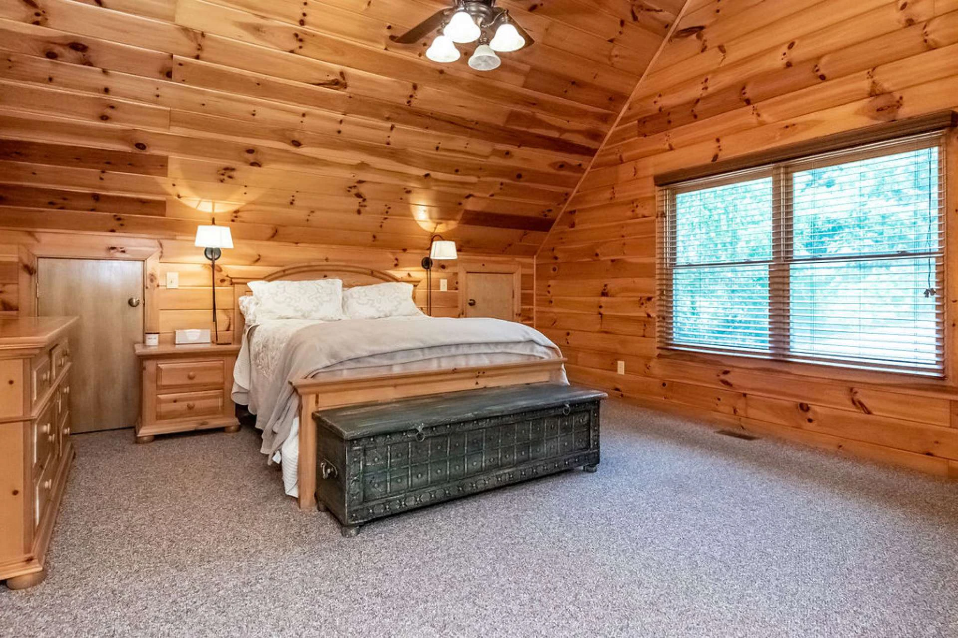 Image number 4 for the current listing
