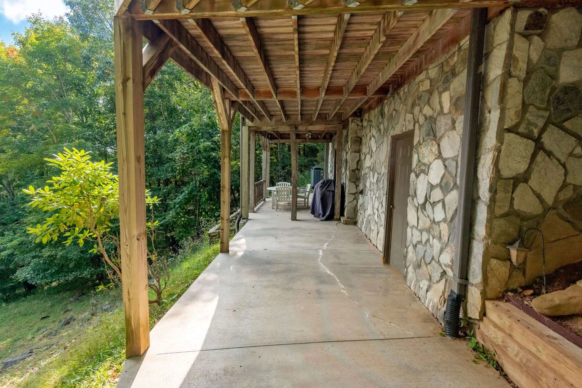 Image number 14 for the current listing
