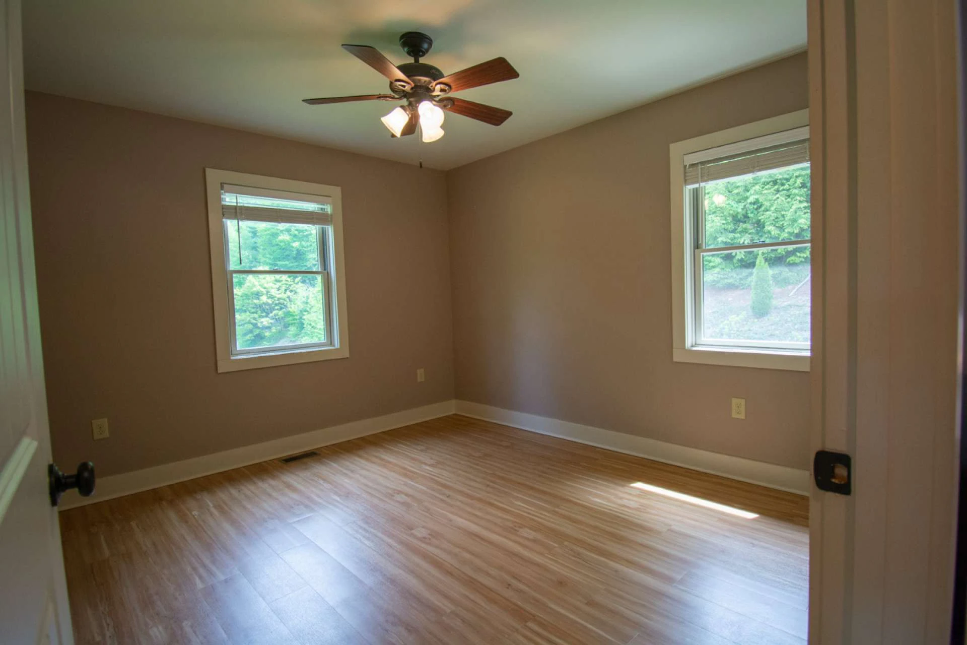 Image number 14 for the current listing