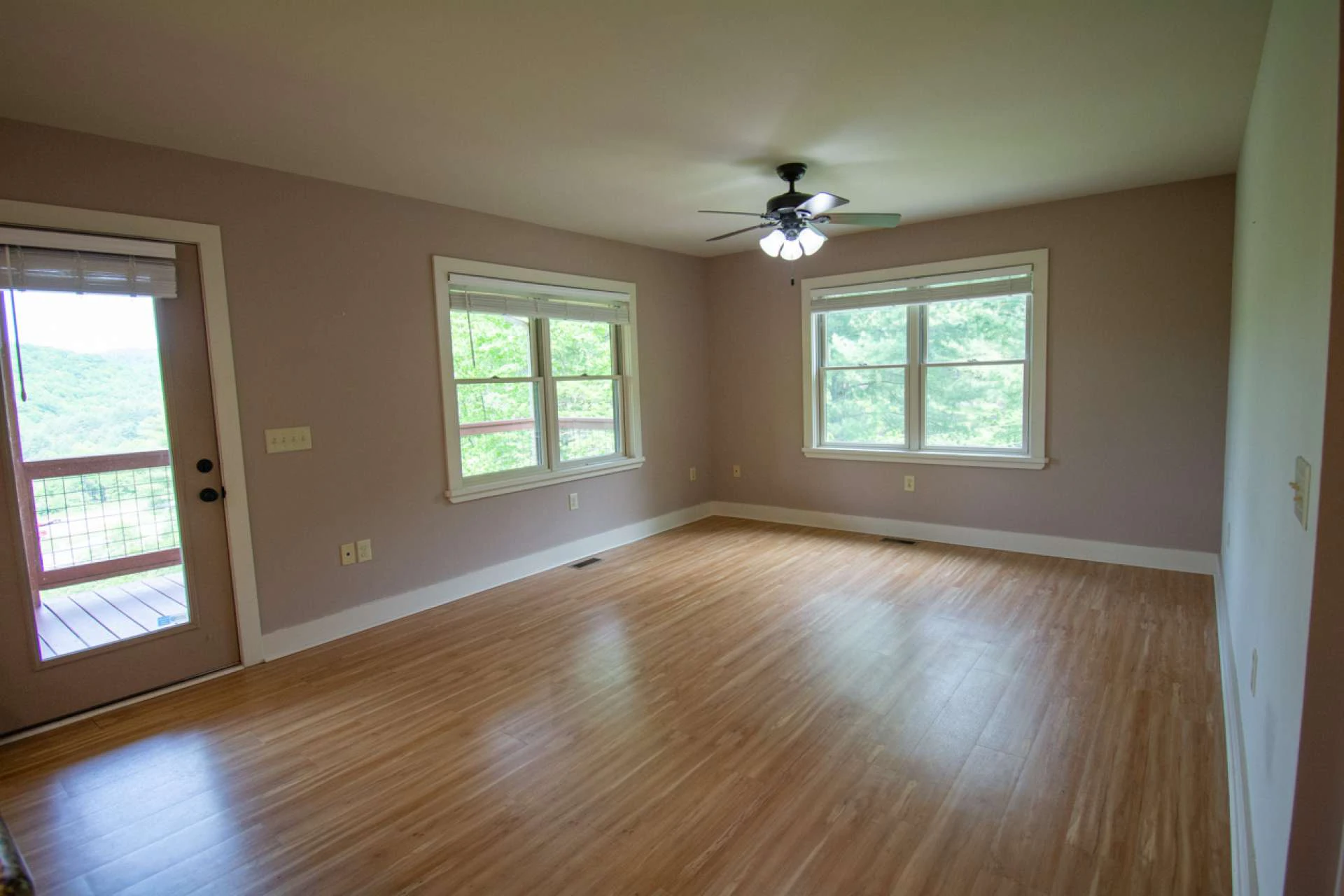 Image number 19 for the current listing