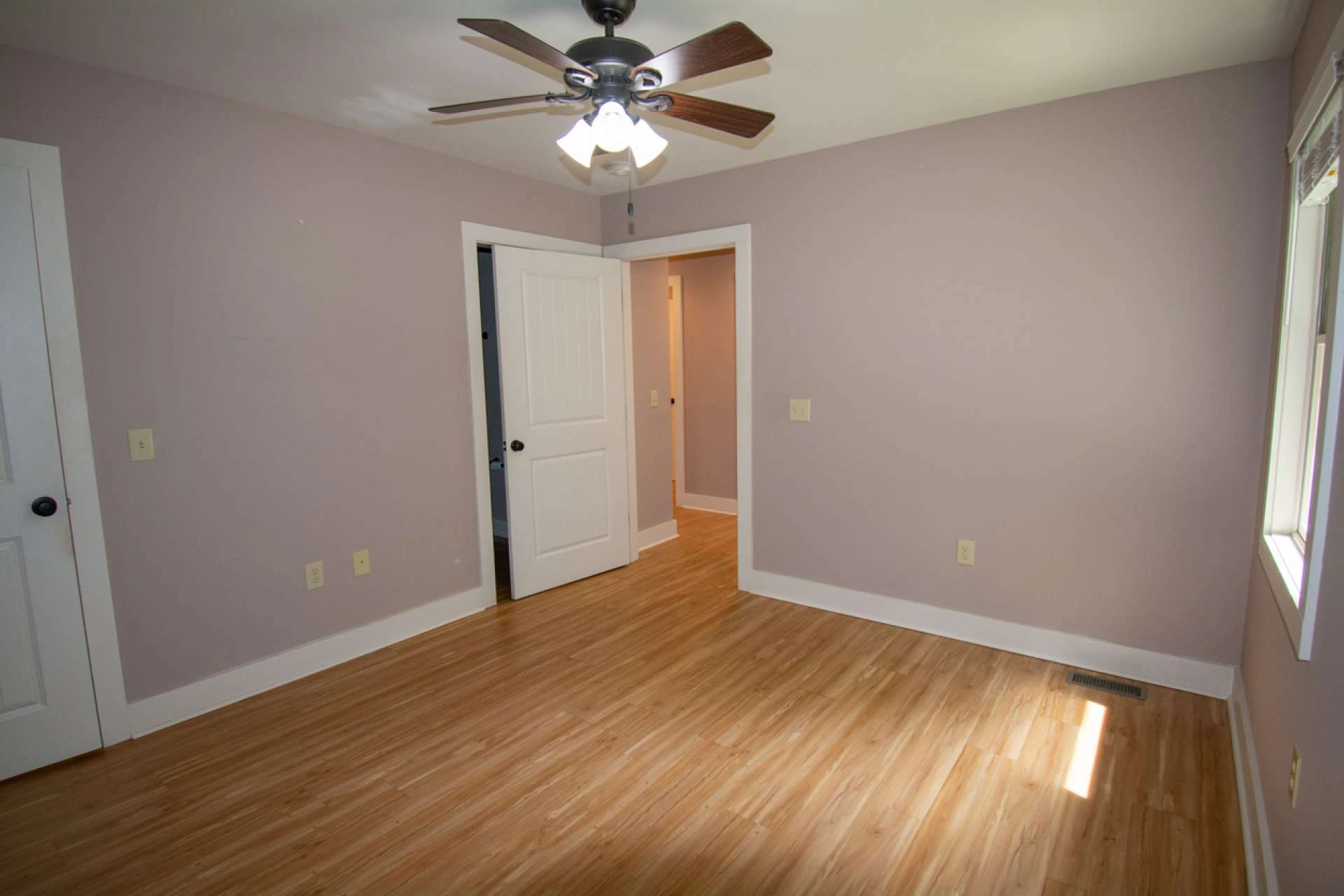 Image number 11 for the current listing