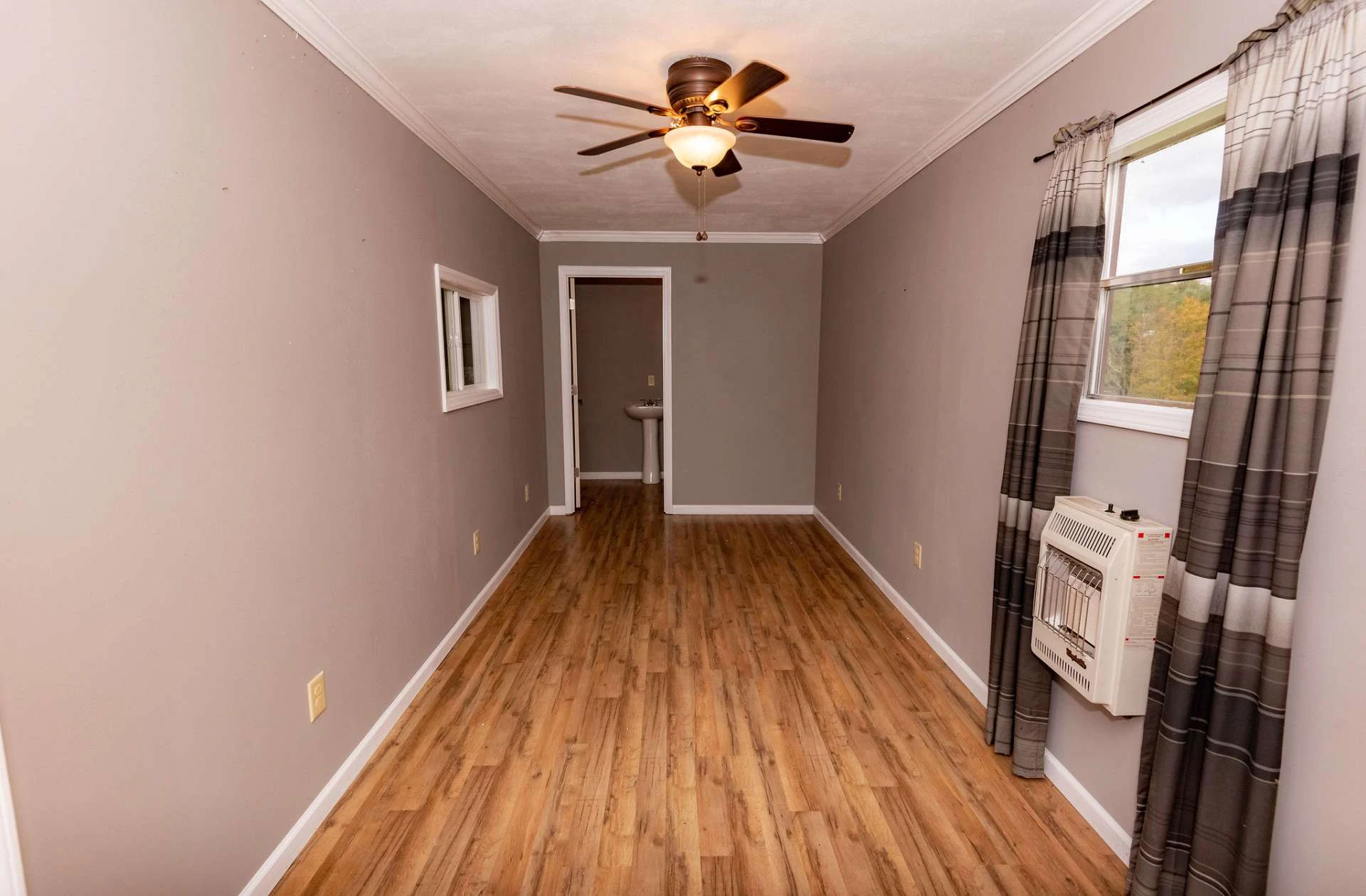 Image number 8 for the current listing