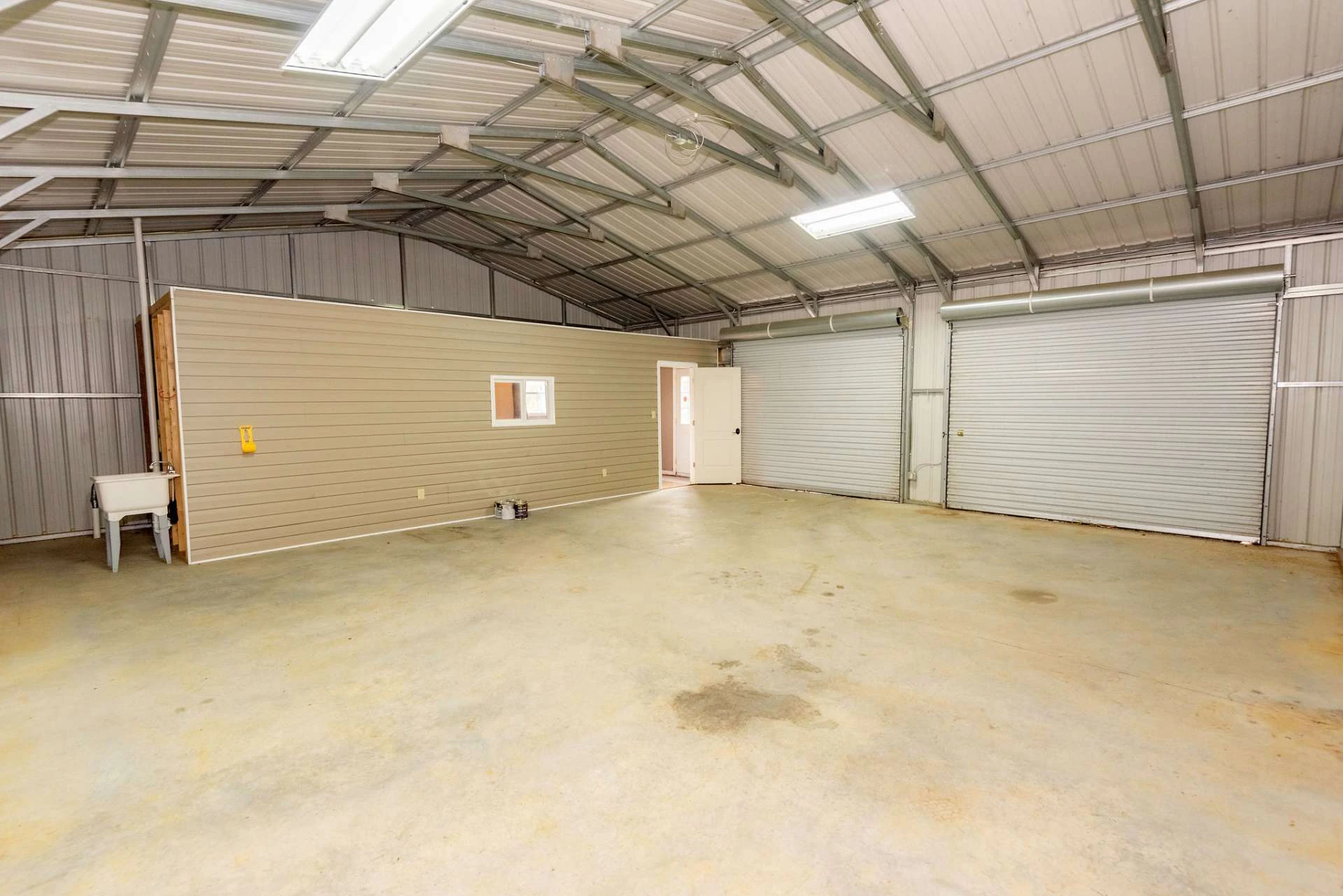 Image number 11 for the current listing