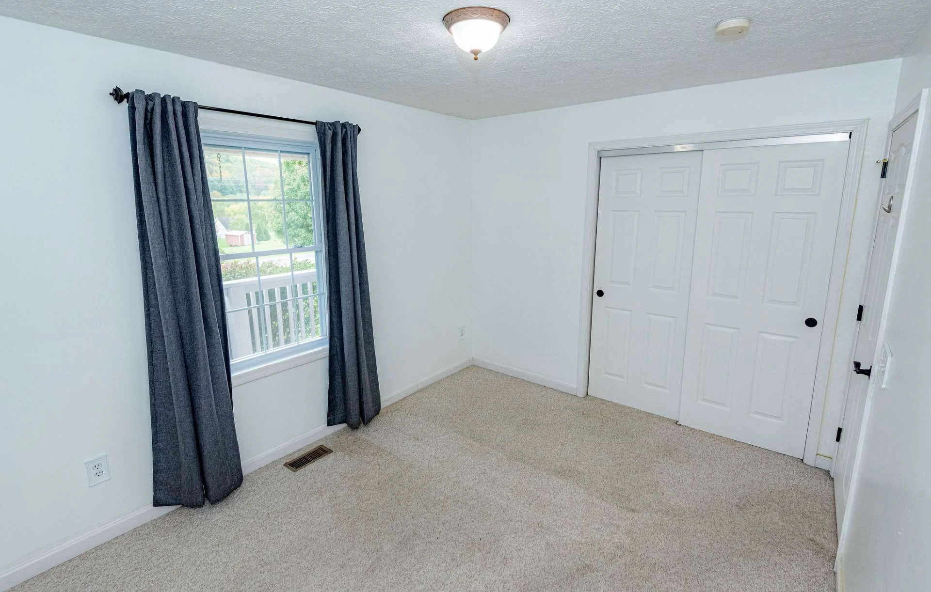 Image number 4 for the current listing
