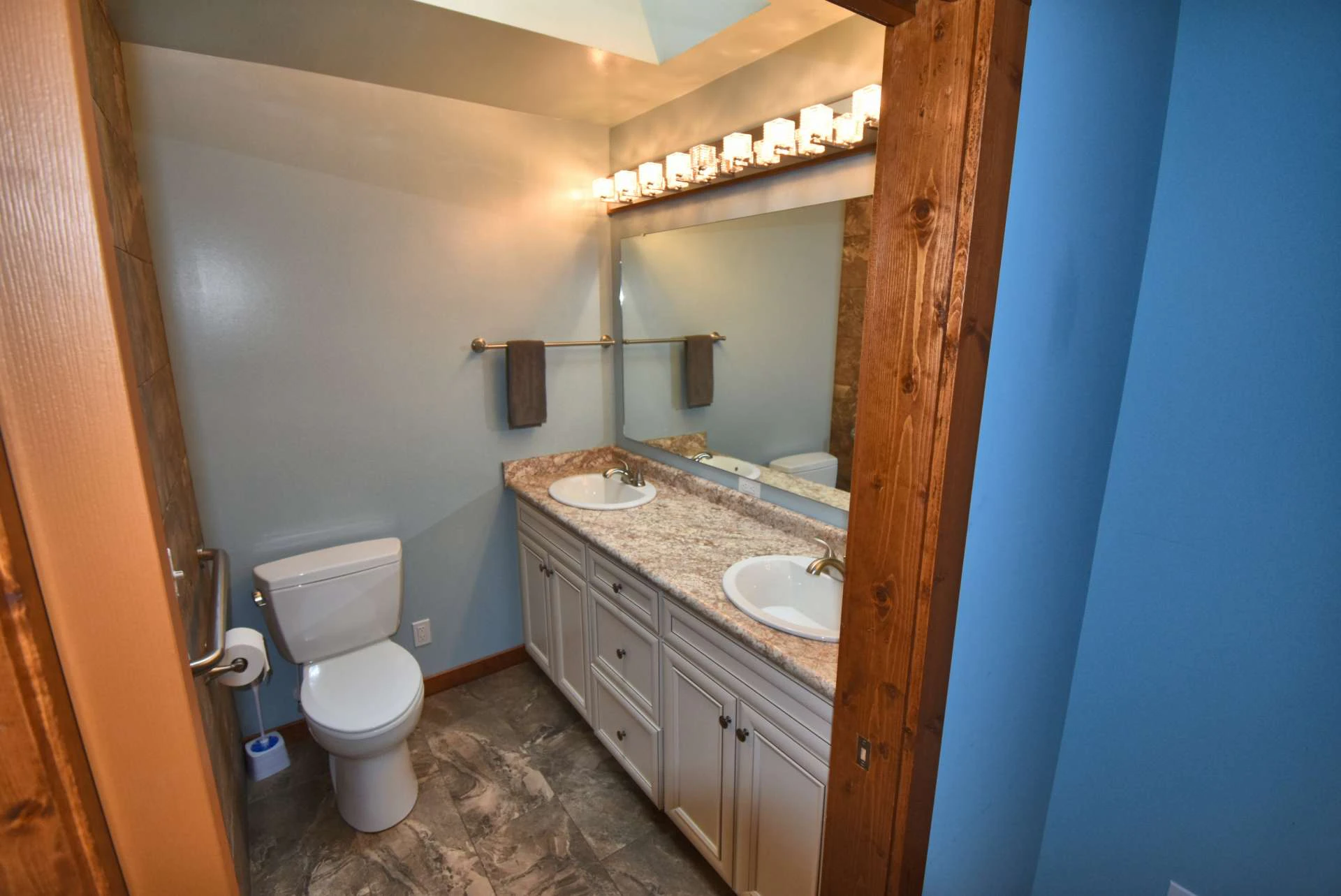 Image number 2 for the current listing