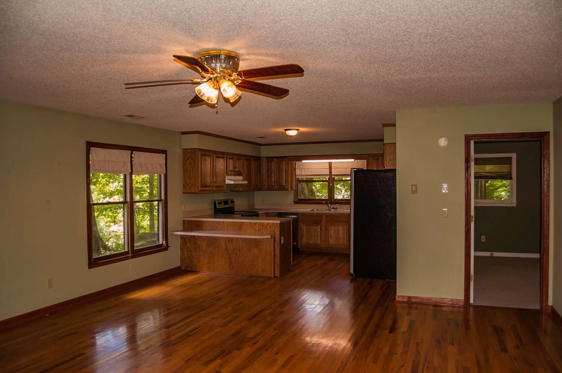 Image number 2 for the current listing