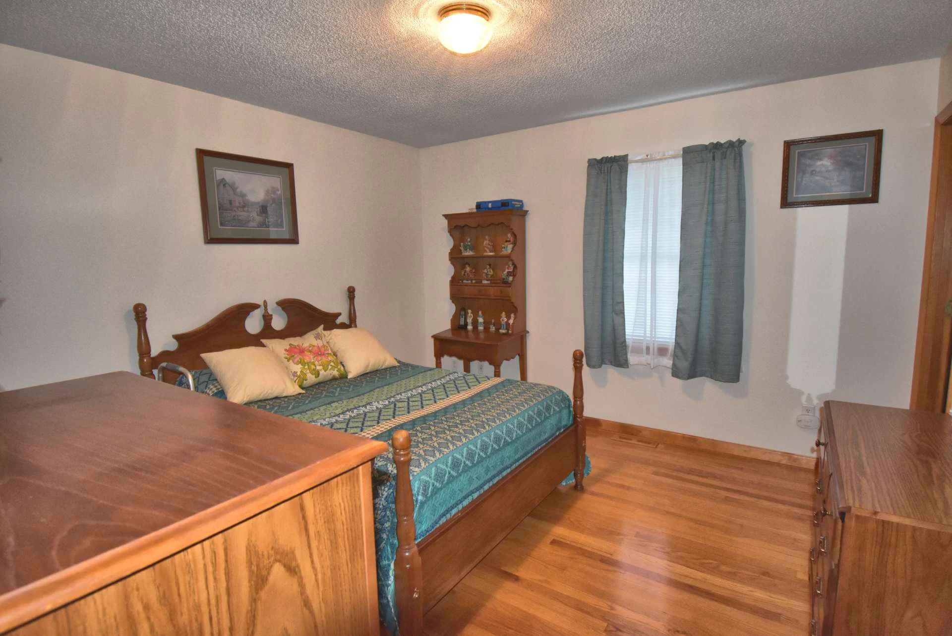 Image number 19 for the current listing