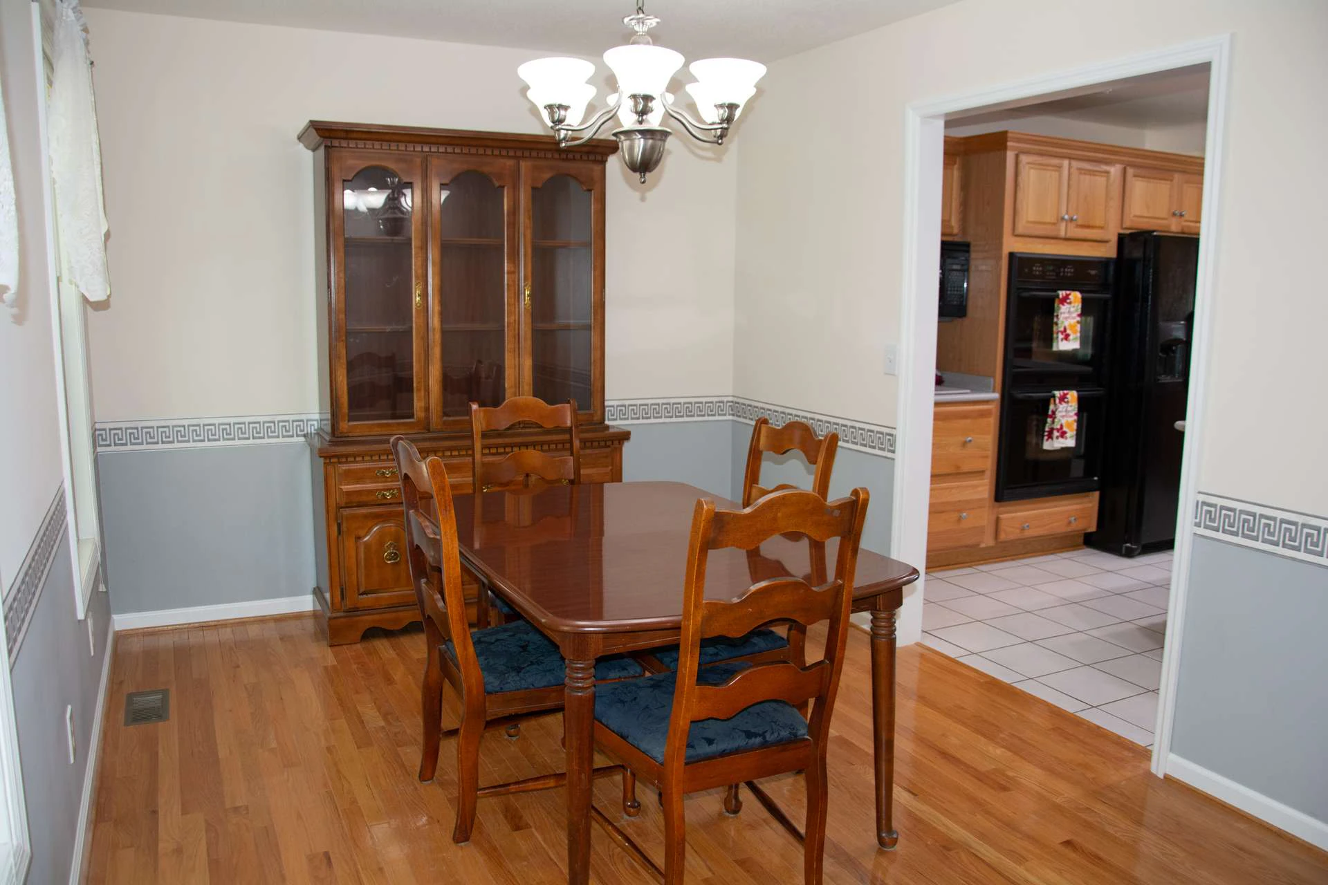 Image number 14 for the current listing