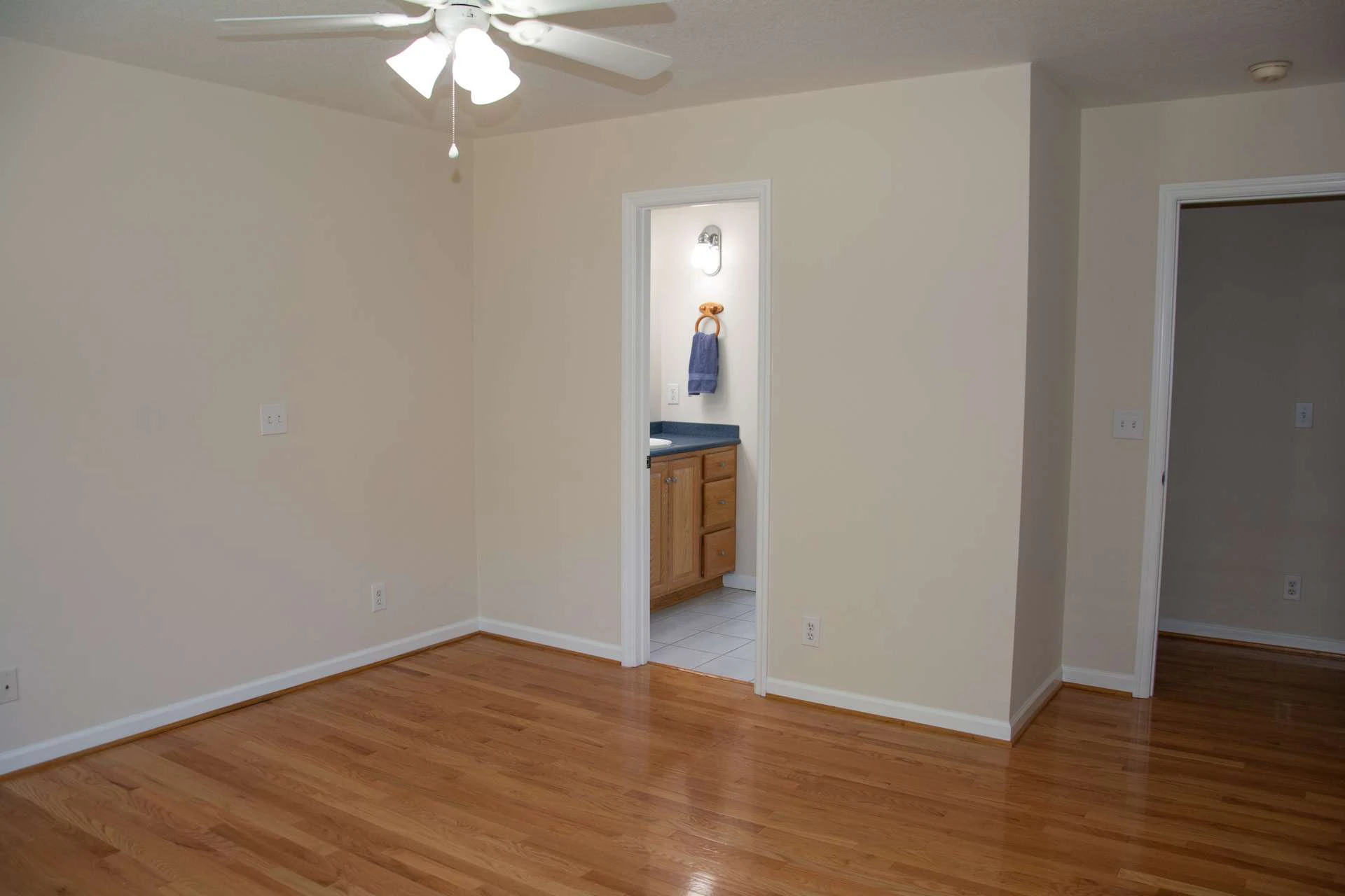 Image number 8 for the current listing