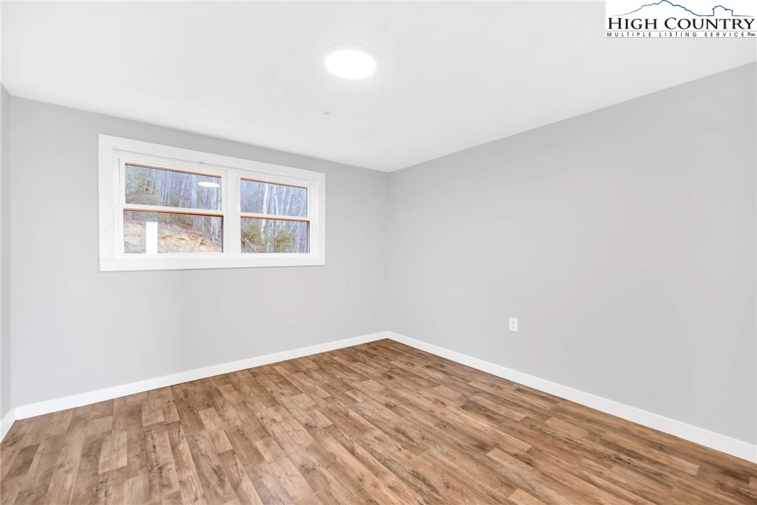 Image number 4 for the current listing