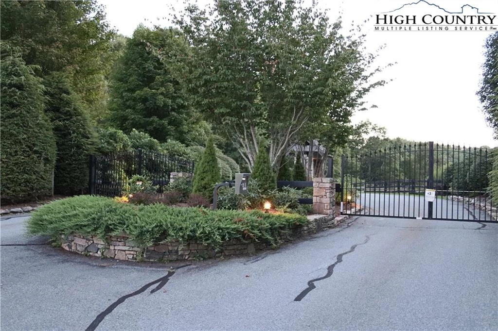 Image number 12 for the current listing