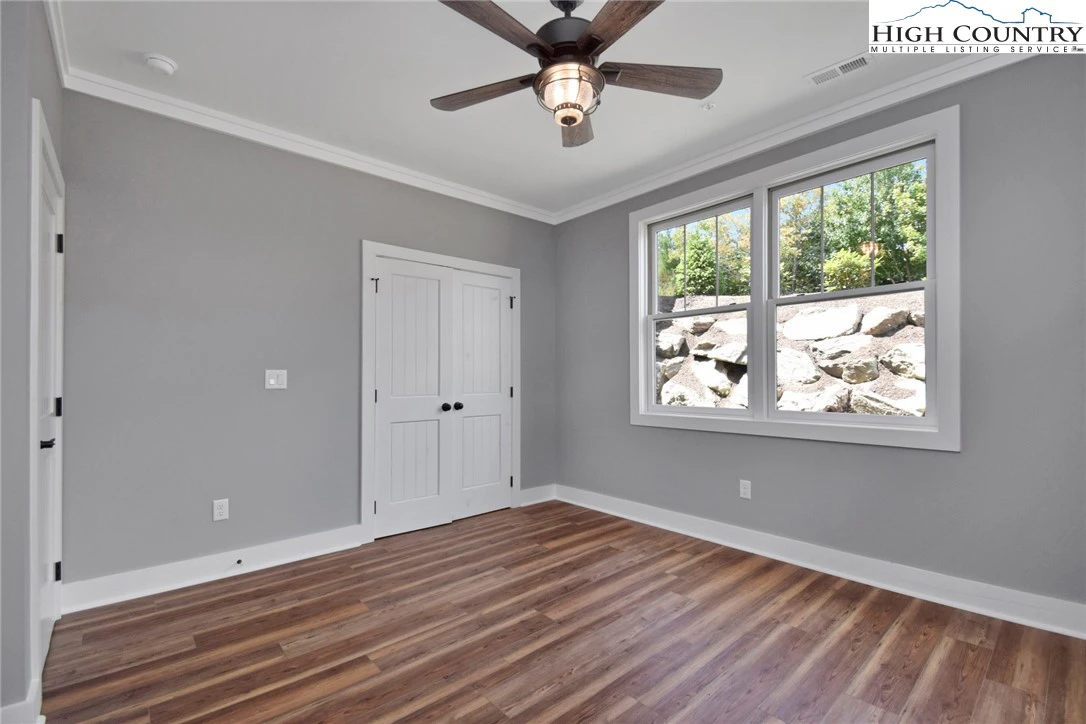 Image number 9 for the current listing