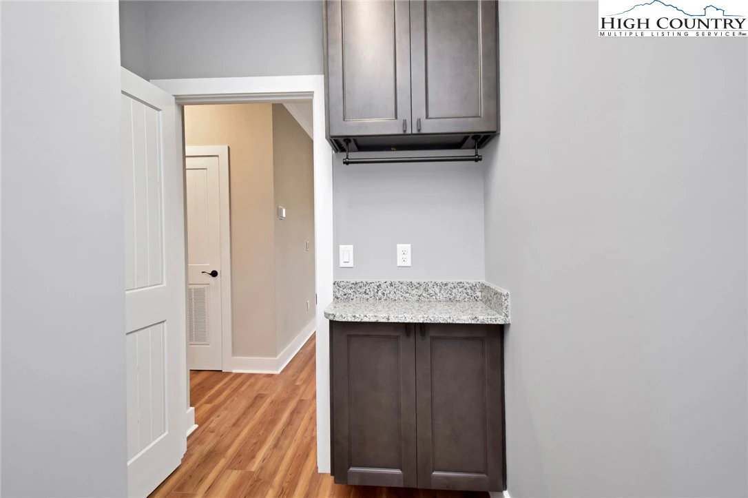 Image number 3 for the current listing