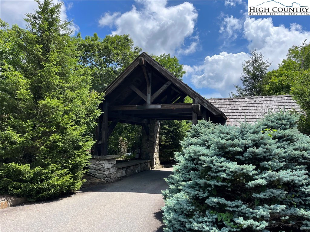 Image number 1 for the current listing