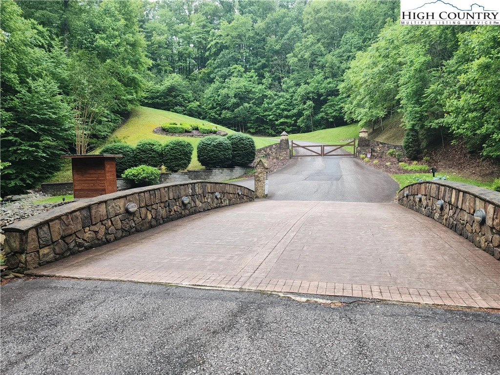 Image number 1 for the current listing
