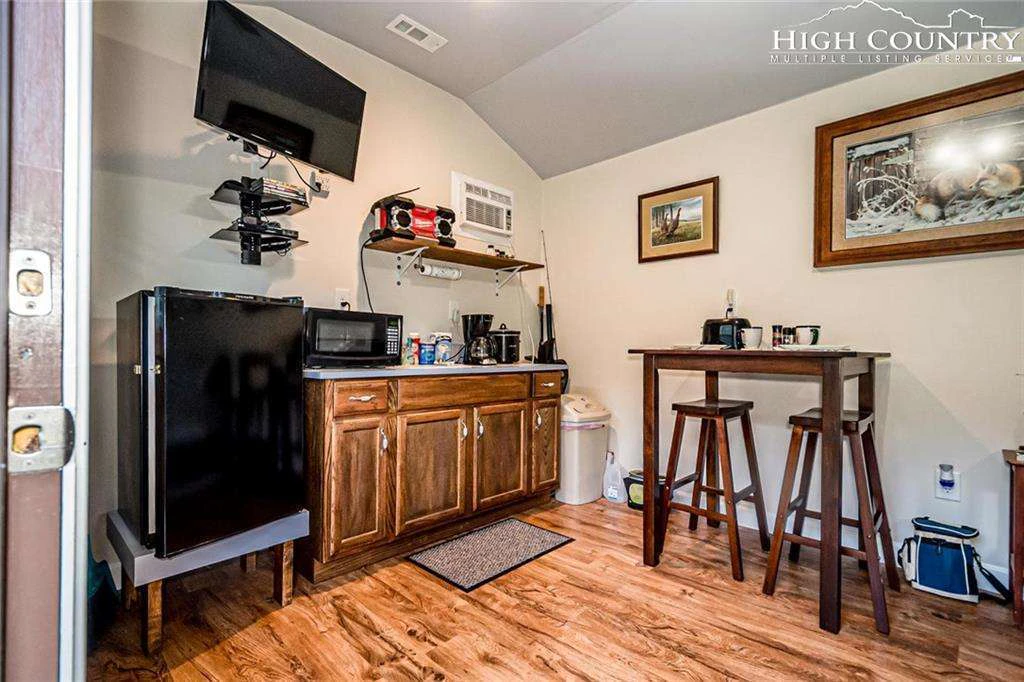Image number 21 for the current listing