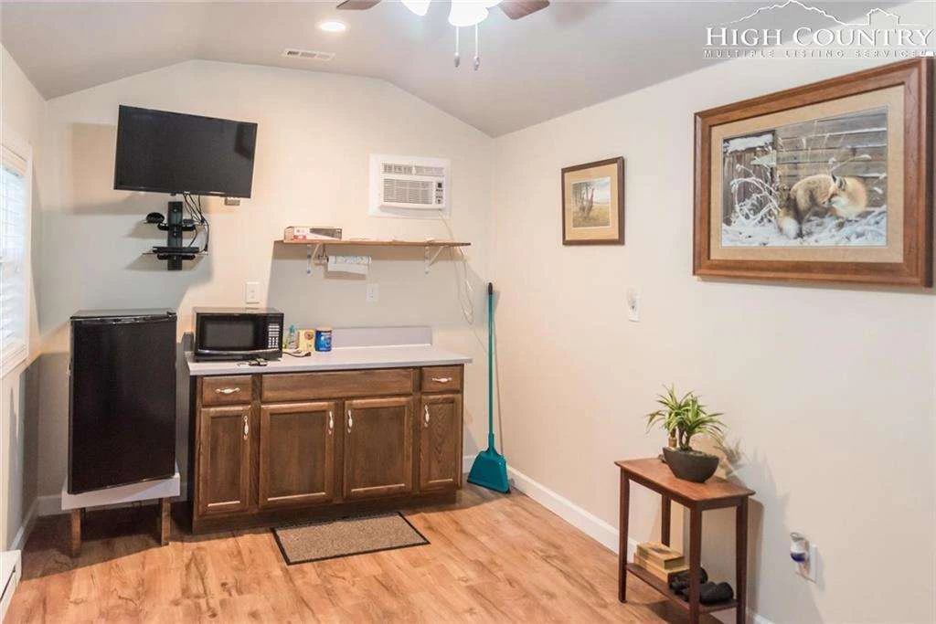 Image number 18 for the current listing