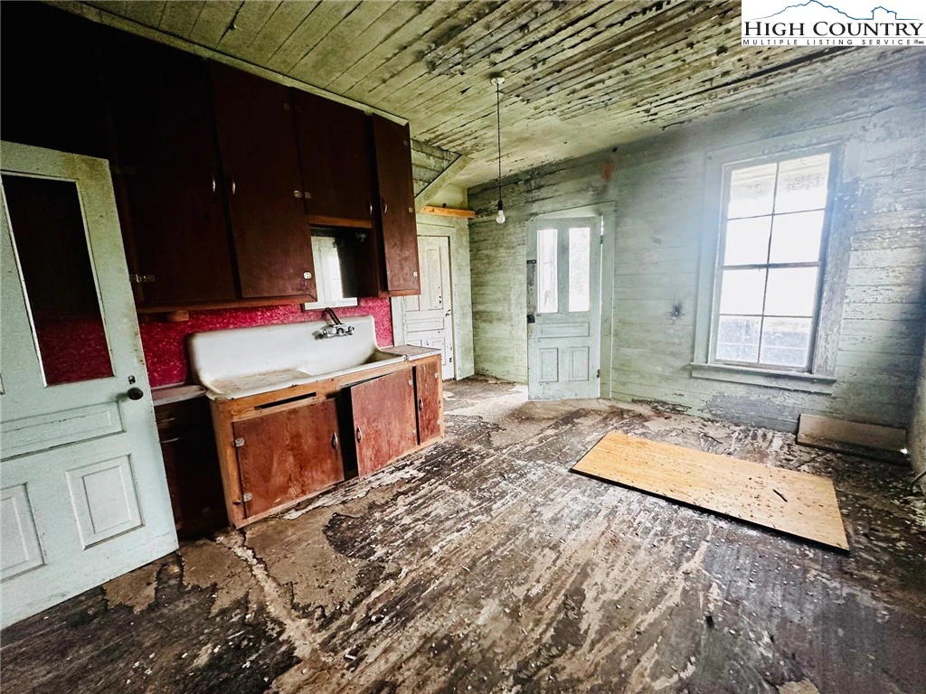Image number 4 for the current listing