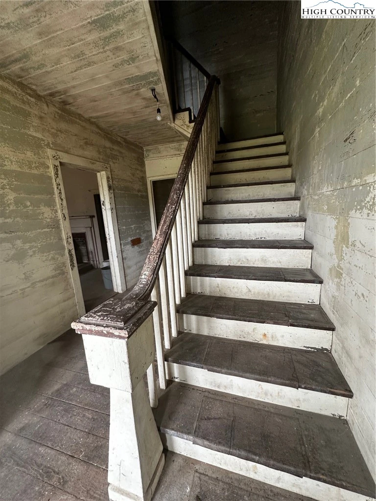 Image number 13 for the current listing