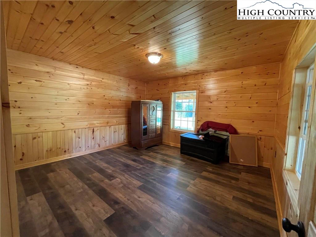 Image number 13 for the current listing