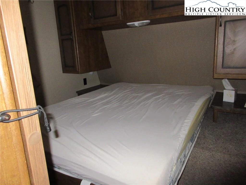 Image number 11 for the current listing