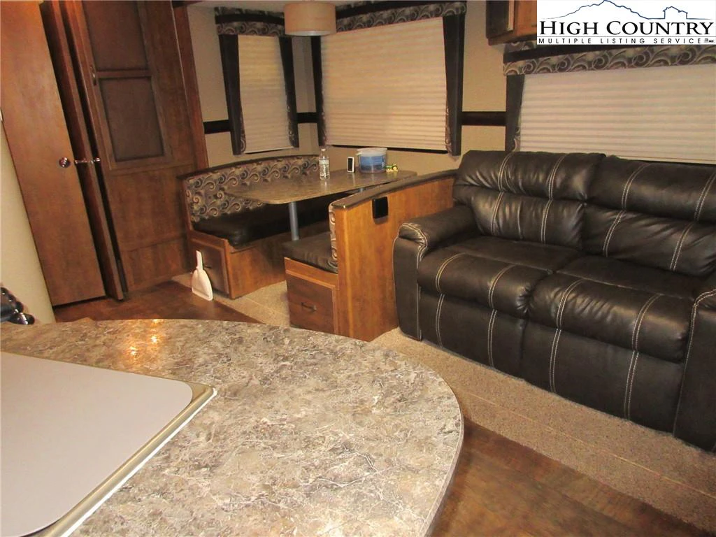 Image number 8 for the current listing