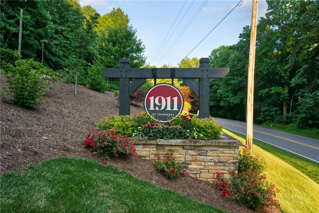 Image number 15 for the current listing