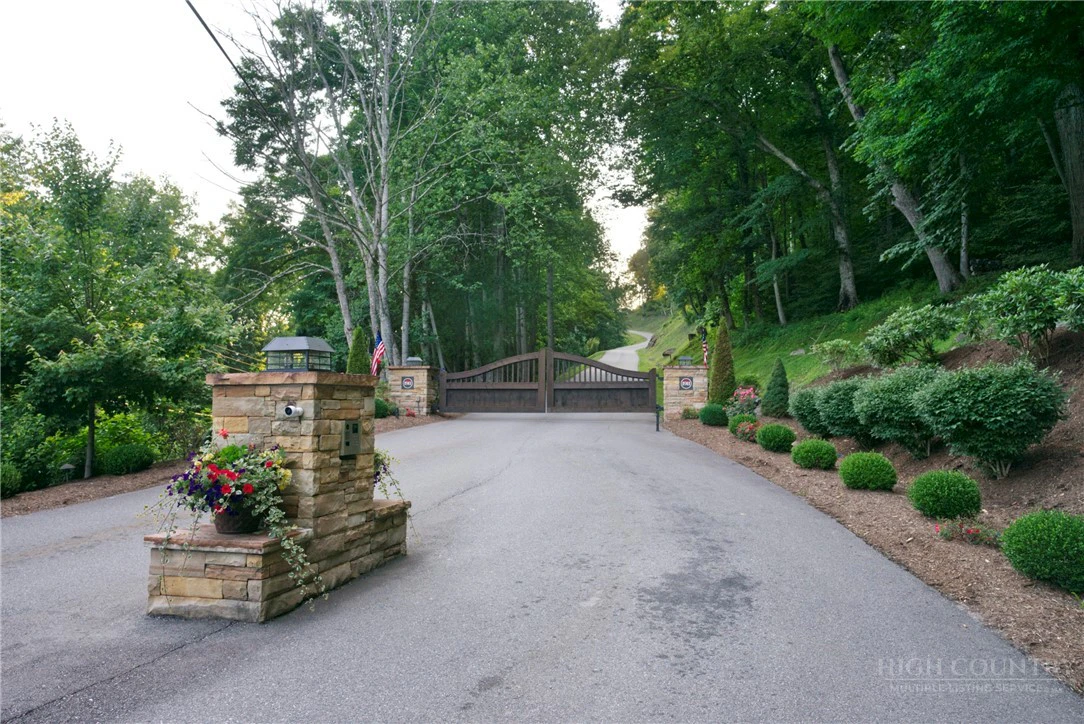 Image number 16 for the current listing