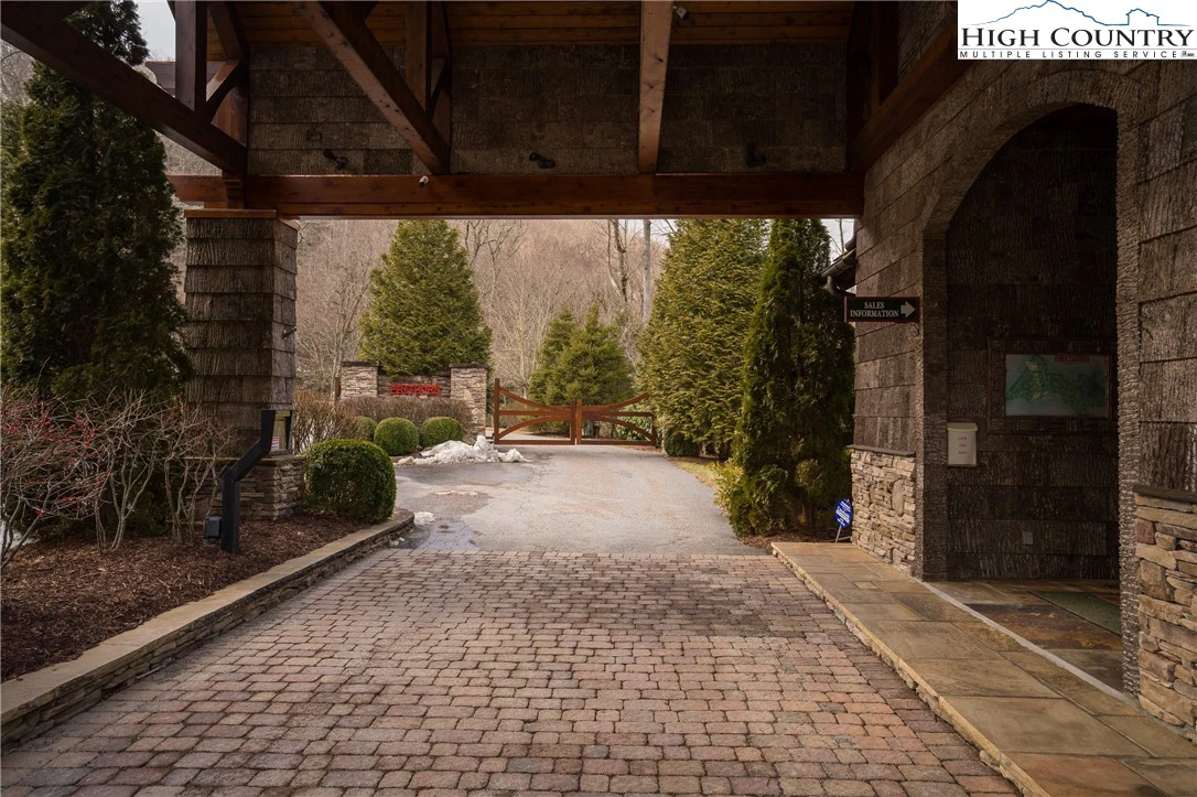 Image number 13 for the current listing