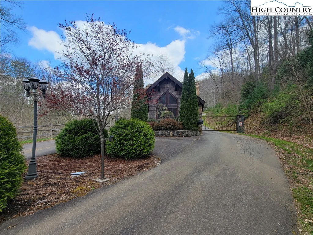 Image number 13 for the current listing