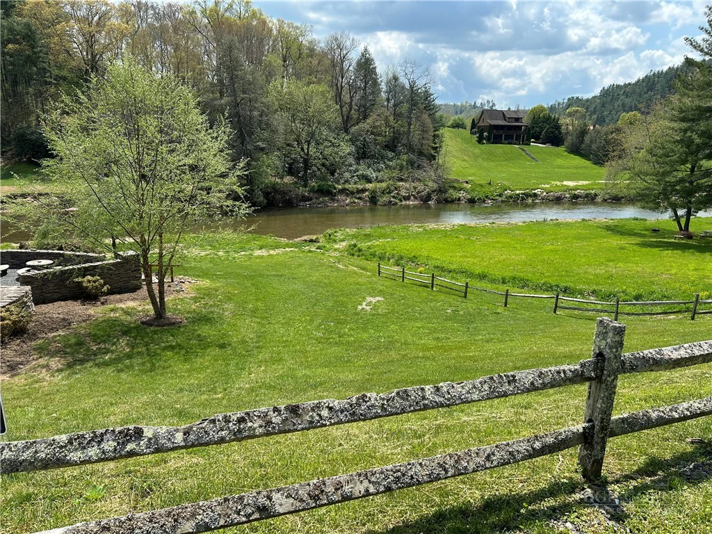 Image number 19 for the current listing