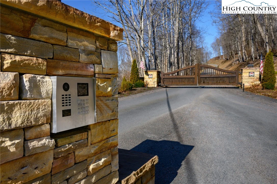 Image number 4 for the current listing
