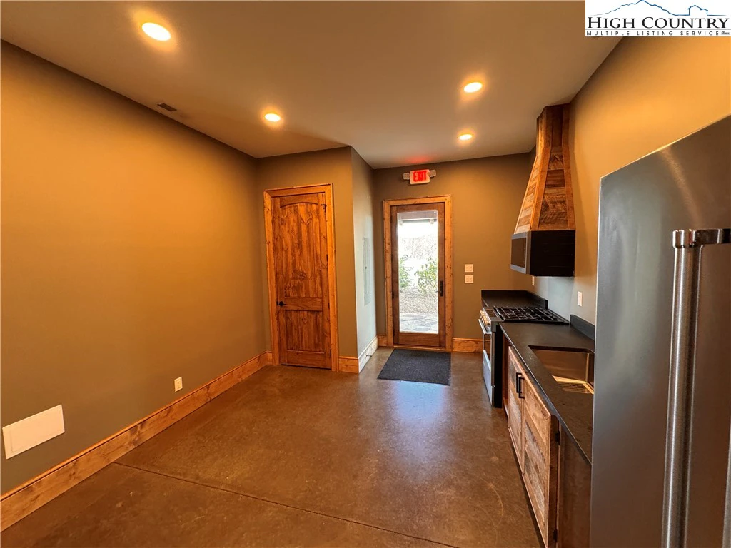 Image number 19 for the current listing