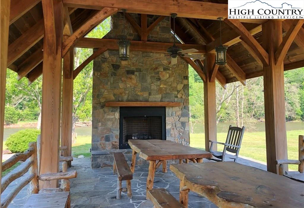 Image number 14 for the current listing